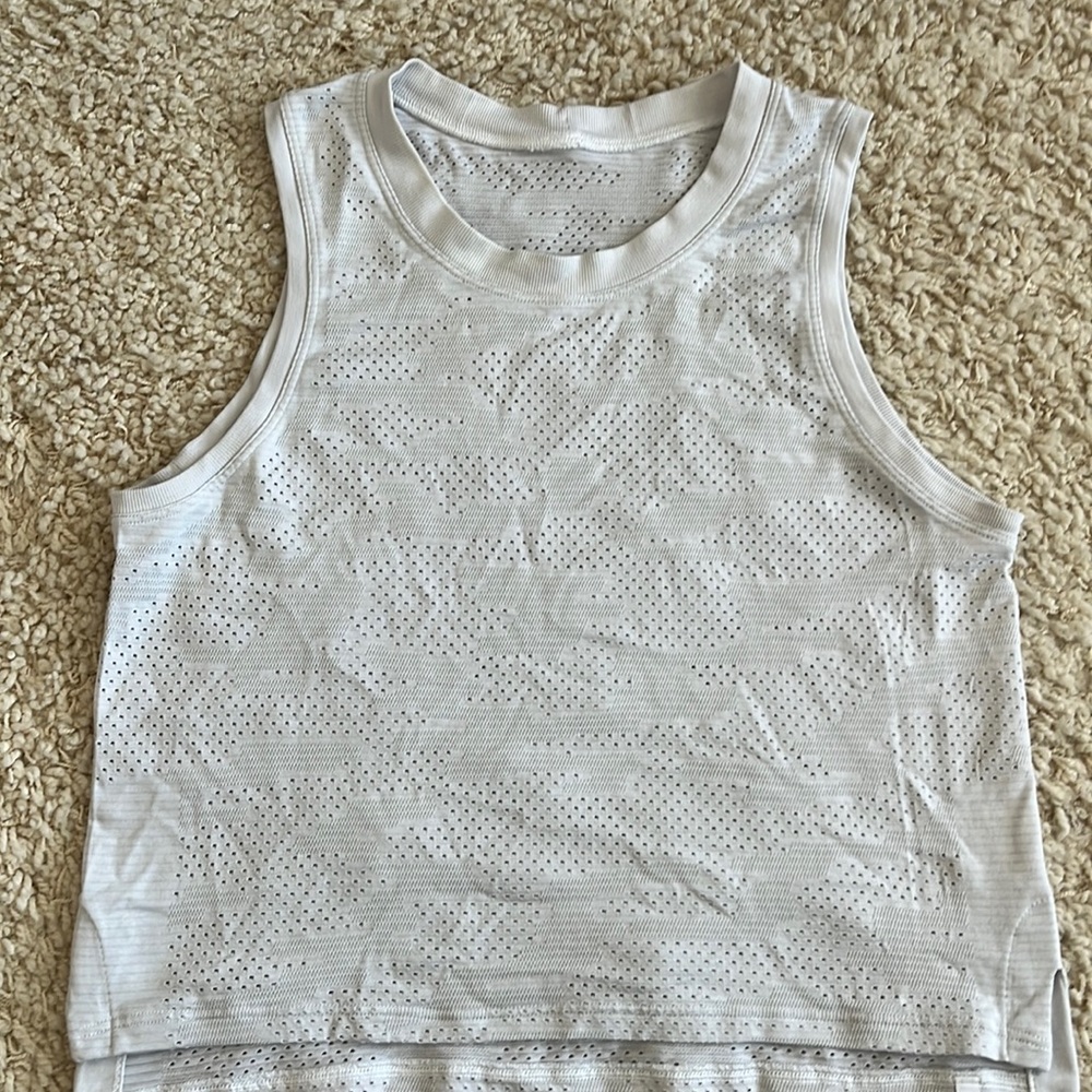 White lululemon tank top